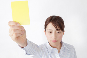 女性がイエローカード