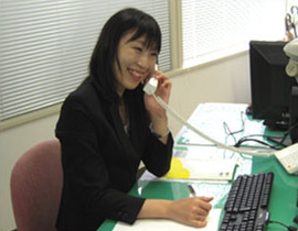 女性電話受付